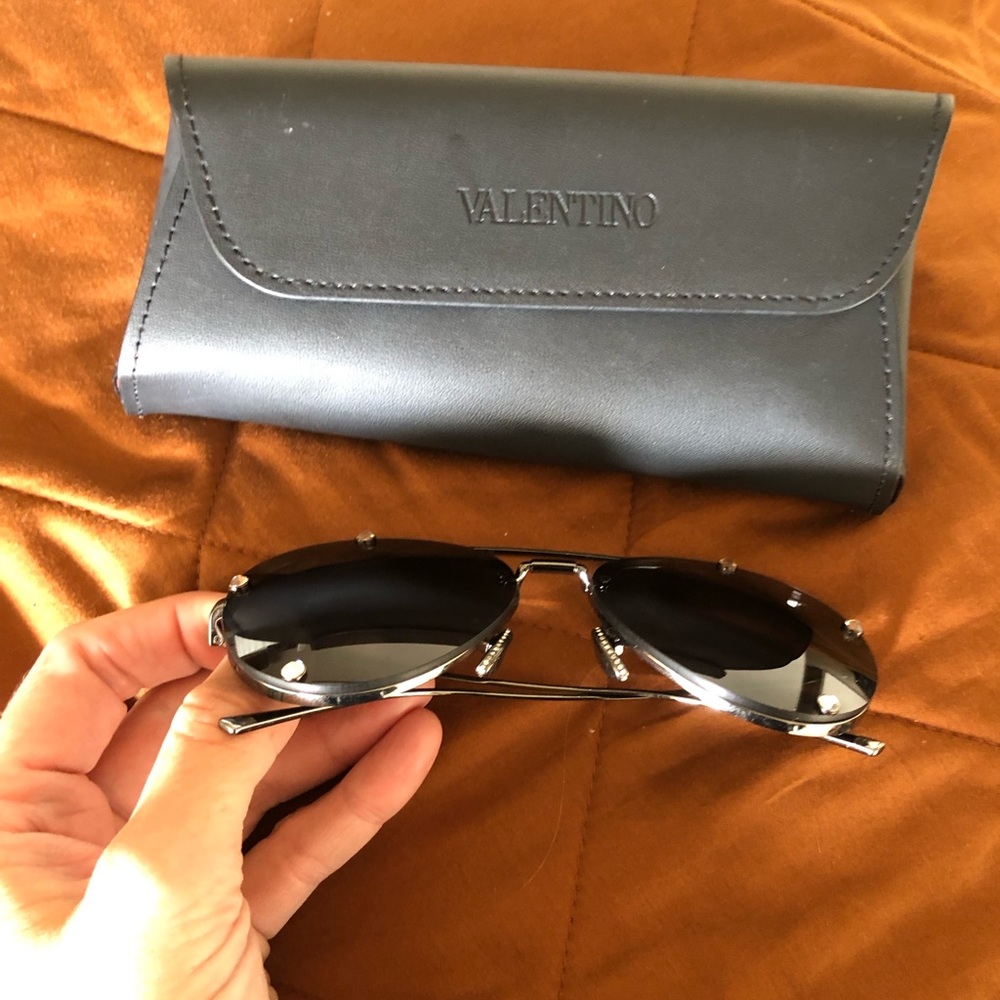 MARIO VALENTINO
Aviator sunglasses